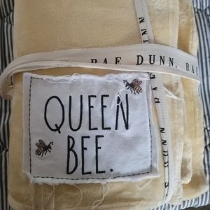 Rae Dunn Queen Bee blanket